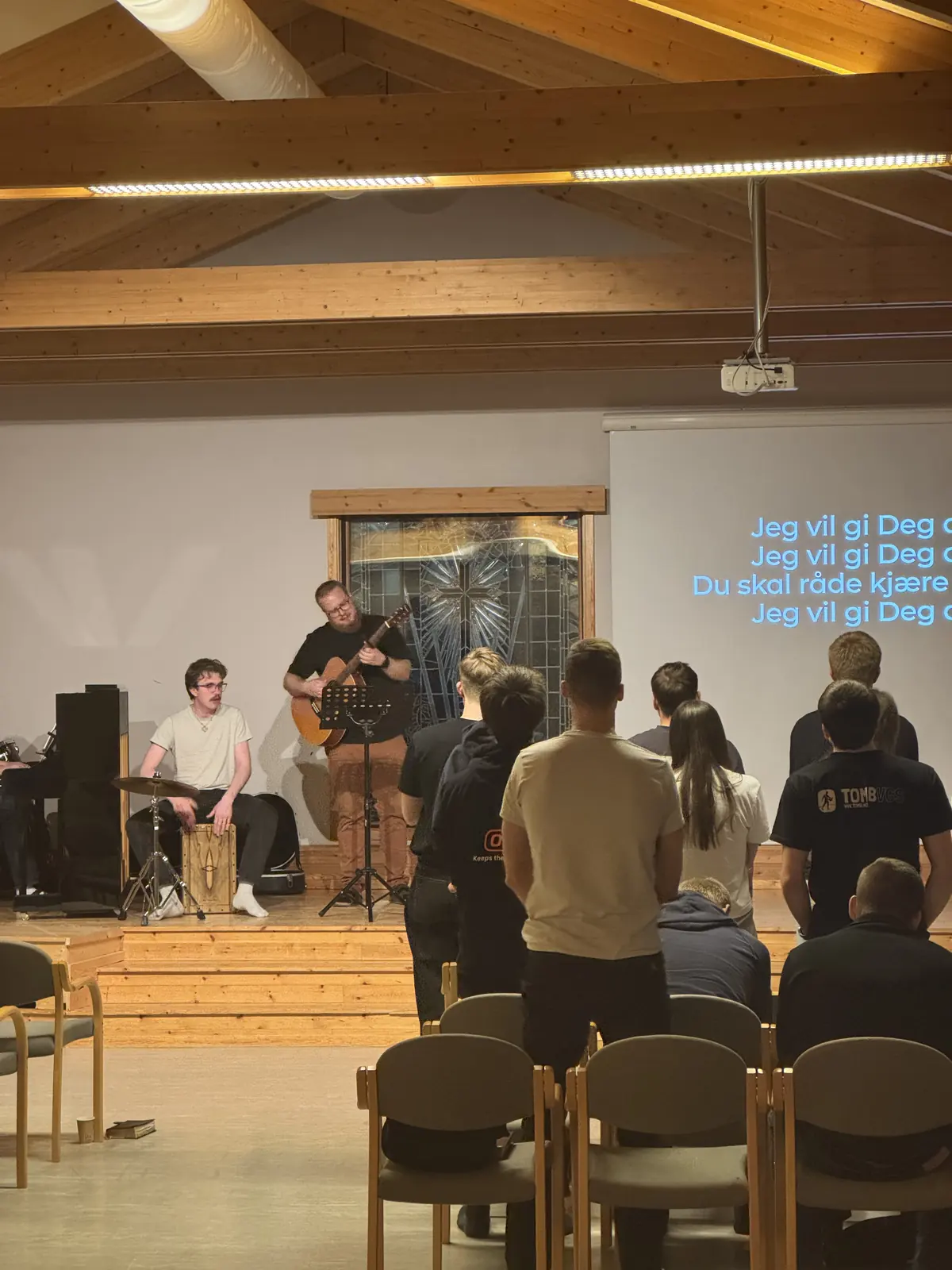 Lovsang med band i møtesalen